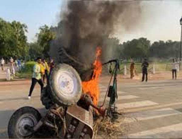 कृषि अधिनियमों के खिलाफ प्रदर्शनकारियों ने इंडिया गेट के पास ट्रैक्टर में लगाई आग